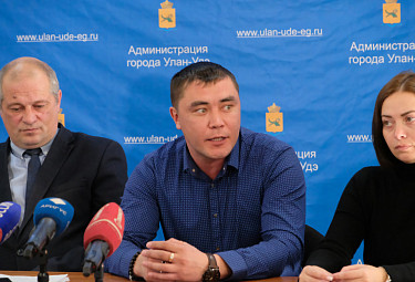 Вячеслав Самбуев (в центре) на встрече с прессой на тему собак. ООО «Ананда». Город Улан-Удэ. 7 ноября 2022 года