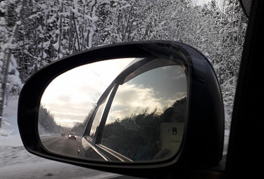 Зеркало заднего вида и зимняя дорога
