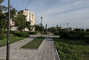 Сквер с памятником матросу Герою России Алдару Цыденжапову в городе Улан-Удэ