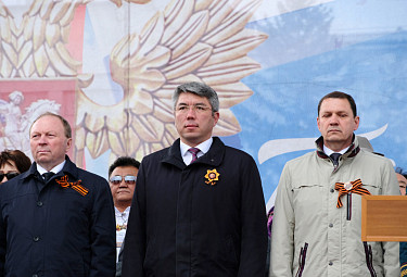 Владимир Павлов, Алексей Цыденов и Игорь Шутенков 9 мая 2019 года на фоне герба РФ