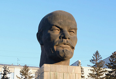 Улан-Удэ. Огромный памятник Ленину на площади Советов перед зданием правительства Бурятии
