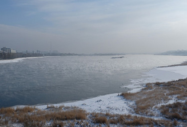 Иркутск. Пар над рекой Ангарой, снег, утки, рыбаки