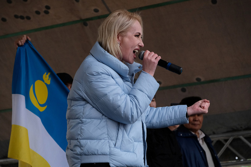 Улан-Удэ. Певица поет песню на митинге 29.09.2019 за освобождение задержанных полицией