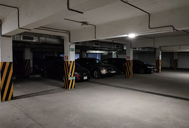 Автомобили стоят на подземной парковке