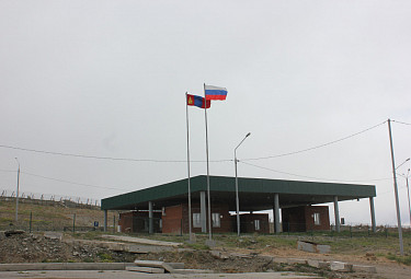 Бурятия. Кяхта. Флаги на погранпункте на российско-монгольской границе