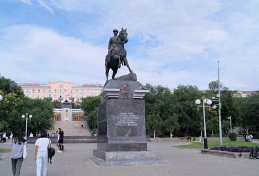 Памятник маршалу Константину Рокоссовскому в центре Улан-Удэ близ Мемориала Победы