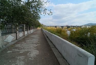Осень в Улан-Удэ. Набережная реки Уды и мост через Уду в центре города