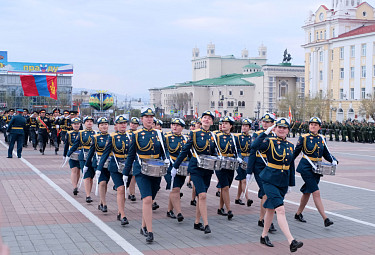 Праздник День Победы в Улан-Удэ. Военный парад. Барабанщицы. 9 мая 2022 года