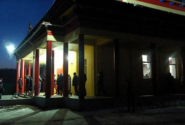 Вечерний Улан-Удэ зимой. Верующие у дацана "Хамбын хурэ" на Верхней Березовке