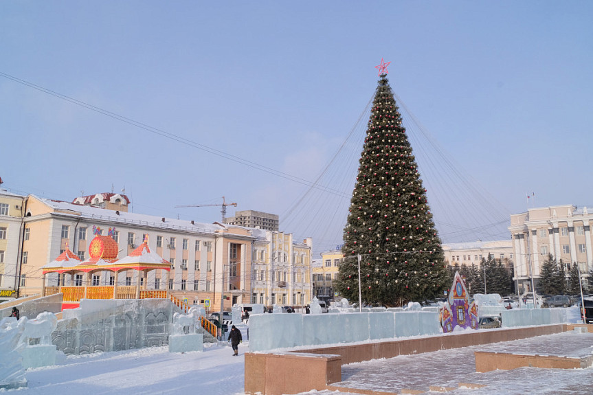 Ледовый городок с новогодней елкой на площади Советов в центре Улан-Удэ (декабрь 2021 года)