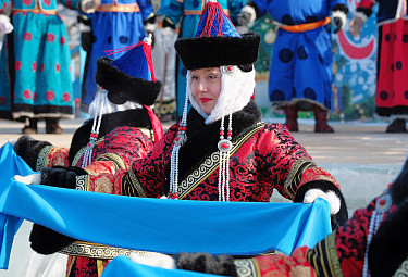 Бурятия. Улан-Удэ. Бурятский танец с традиционными синими хадаками