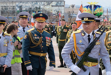 Улан-Удэ. Генерал-майор Руслан Магомедович Абдулхаджиев, замкомандующего 36-й общевойсковой армией, среди военных Монголии и РФ 9 мая 2021 года