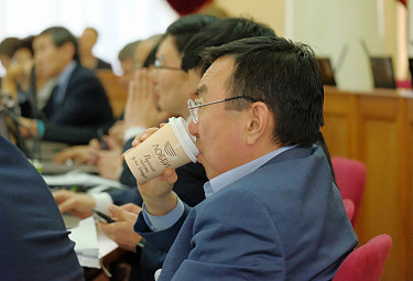 Бурятия. Иринчей Матханов участвует в работе сессии парламента республики