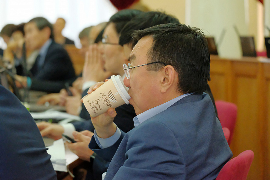 Бурятия. Иринчей Матханов участвует в работе сессии парламента республики