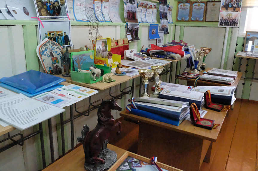 Музей в сельской школе - дипломы, кубки, поделки. Джидинский район Республики Бурятия