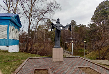 Республика Бурятия. Курорт "Горячинск". Скульптура "Дочь-Бурятия" на территории курорта (май 2023 года)
