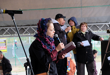 Правозащитник Надежда Низовкина читает стихи на митинге протеста в Улан-Удэ 29 сентября 2019 года