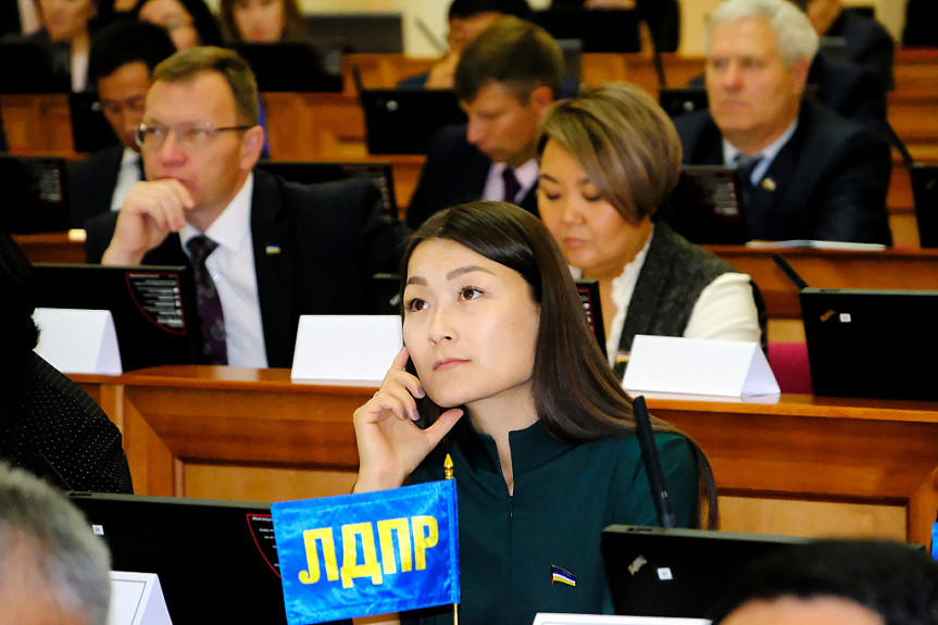 Бурятия. Инна Саяновна Ивахинова на сессии регионального парламента