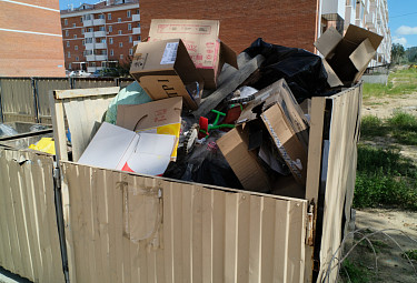Улан-Удэ. Выброшенный бытовой мусор на мусорке в жилмассиве многоэтажных домов
