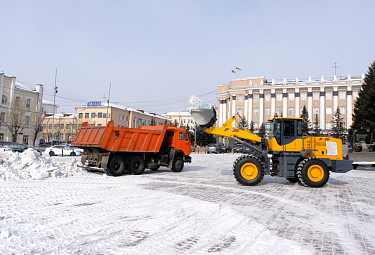 Уборка снега перед зданием парламента республики
