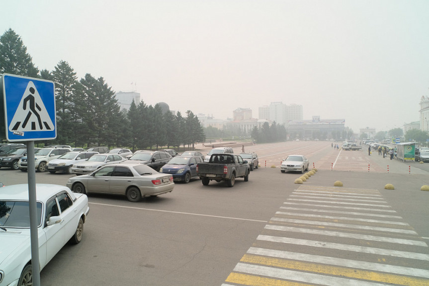 Бурятия. Улан-Удэ. Дым от крупных лесных пожаров в Якутии окутал столицу Бурятии (9 августа 2021 года)