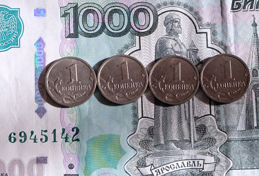 Инфляция в России. Копейки и тысячерублевая купюра