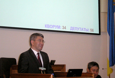 Алексей Цыденов выступает в парламенте Бурятии
