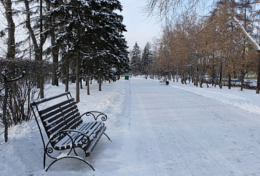 Иркутск. Пешеходная аллея вдоль Ангары на бульваре Гагарина