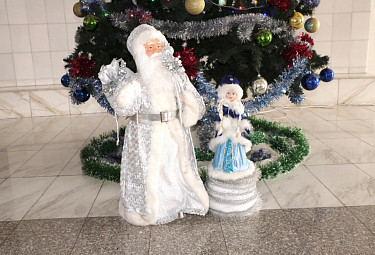 С Новым годом! Дед Мороз и Снегурочка у елочки в холле мэрии города Улан-Удэ