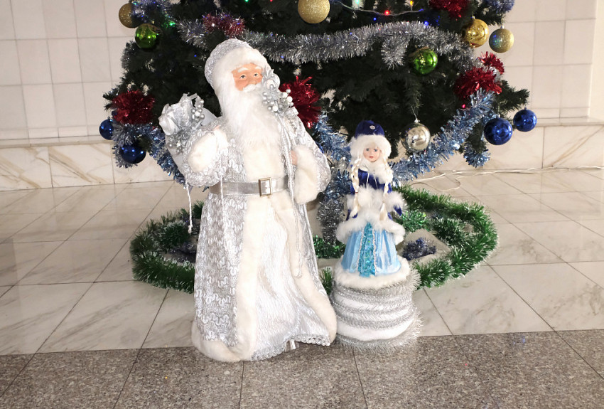 С Новым годом! Дед Мороз и Снегурочка у елочки в холле мэрии города Улан-Удэ