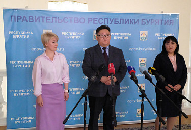 Бурятия. Наталья Сандакова (слева на фото), Баир Балданов и Мэри Бадмаева (справа). 2022 год