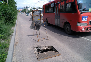Улан-Удэ. На улице Сахьяновой провалилась решетка на проезжей части (лето 2023 года)