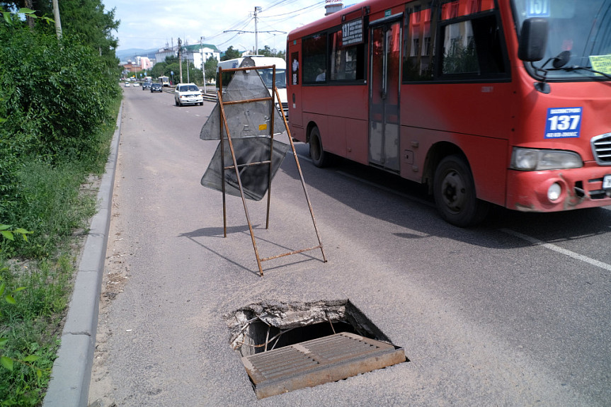 Улан-Удэ. На улице Сахьяновой провалилась решетка на проезжей части (лето 2023 года)