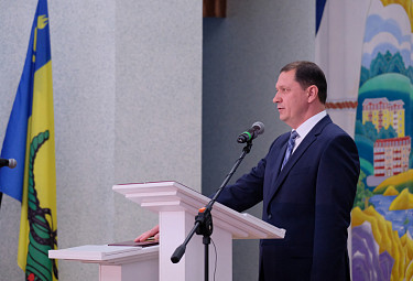 Игорь Шутенков приносит присягу, вступая в должность мэра (Улан-Удэ, 17 сентября 2019 года)
