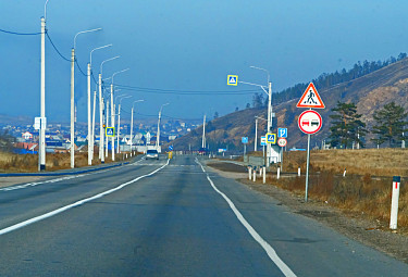 Дорога в Бурятии - машины, дорожные знаки, фонарные столбы