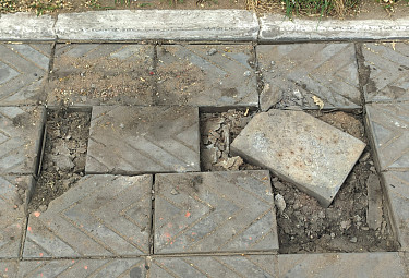 Старая разбитая тротуарная плитка