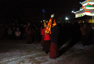 Ламаизм в Бурятии. Ламы несут ритуальный череп во время обряда "Дугжууба" ("Костер")
