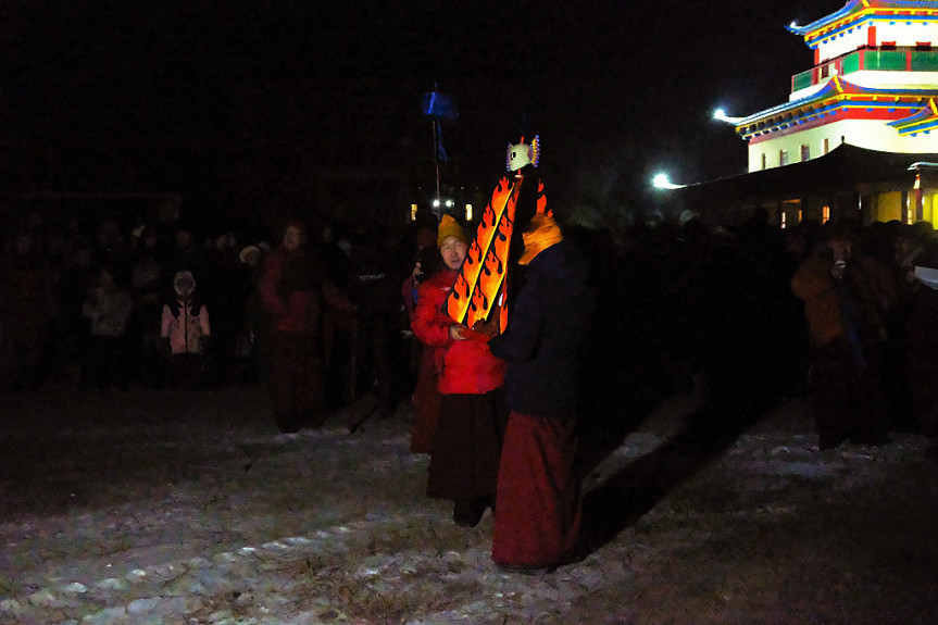 Ламаизм в Бурятии. Ламы несут ритуальный череп во время обряда "Дугжууба" ("Костер")