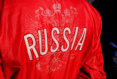 Спортивная форма с английской надписью "RUSSIA" и гербом РФ