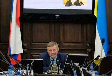 В парламенте Бурятии. Анатолий Кушнарев на фоне флагов России (слева на фото) и Бурятии (справа). 2020 год