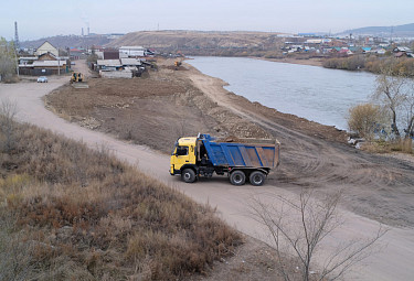 Улан-Удэ. Берег реки Уды в районе Ноаого моста. Дома стоят почти у реки (12 октября 2021 года)