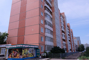 Улан-Удэ. Дом по улице Ключевской, 86 и торговые киоски