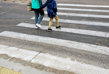 Мать с ребенком на пешеходном переходе