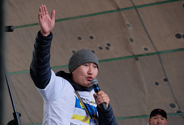 Активист Дмитрий Баиров выступает на митинге за освобождение задержанных МВД по Бурятии. Улан-Удэ. 29 сентября 2019 года
