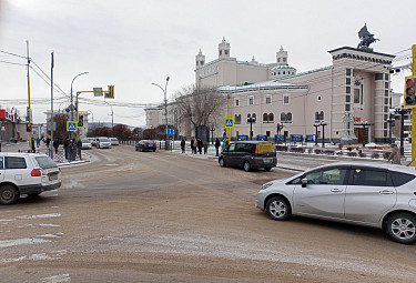 Улан-Удэ. Улица Ленина. Проезжая часть подсыпана после снегопада. 7 ноября 2023 года