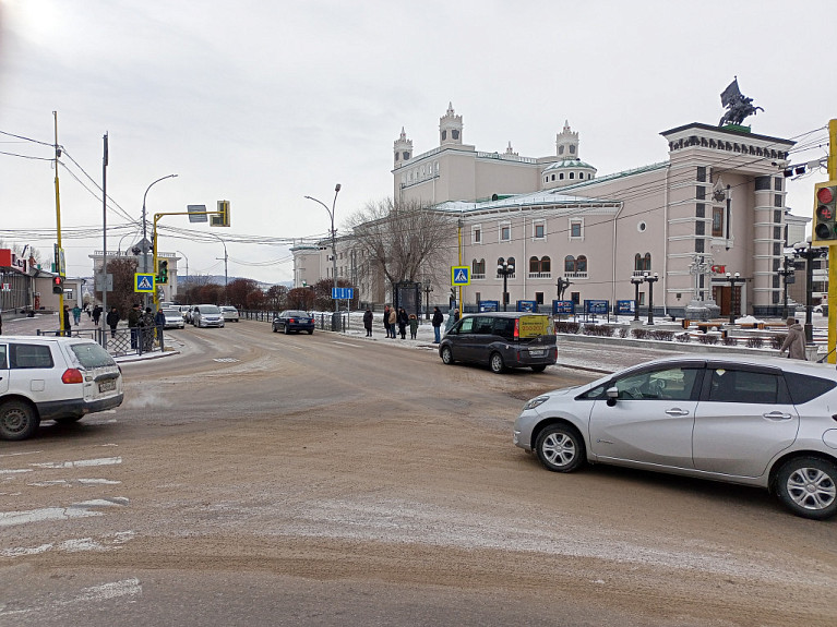 Улан-Удэ. Улица Ленина. Проезжая часть подсыпана после снегопада. 7 ноября 2023 года