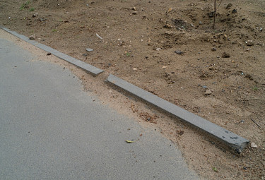 Улан-Удэ. Разрушенный бордюр тротуара не может сдержать песок