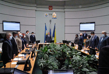 Улан-Удэ. Горсовет-2021. Депутаты встали под гимн Улан-Удэ в начале сессии