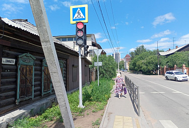 Бурятия. Улан-Удэ. Улица Шмидта в центре города - дома, пешеход, светофор (2023 год)
