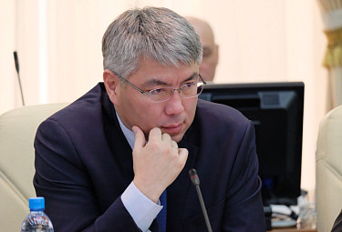 Глава Бурятии Алексей Цыденов на российско-монгольском заседании в Улан-Удэ  (4 апреля 2023 года)